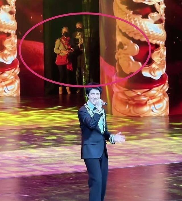 舞台胜利者泪洒赛场,激动心情难以言表的简单介绍 舞台胜利者泪洒赛场,激动心情难以言表的简单介绍