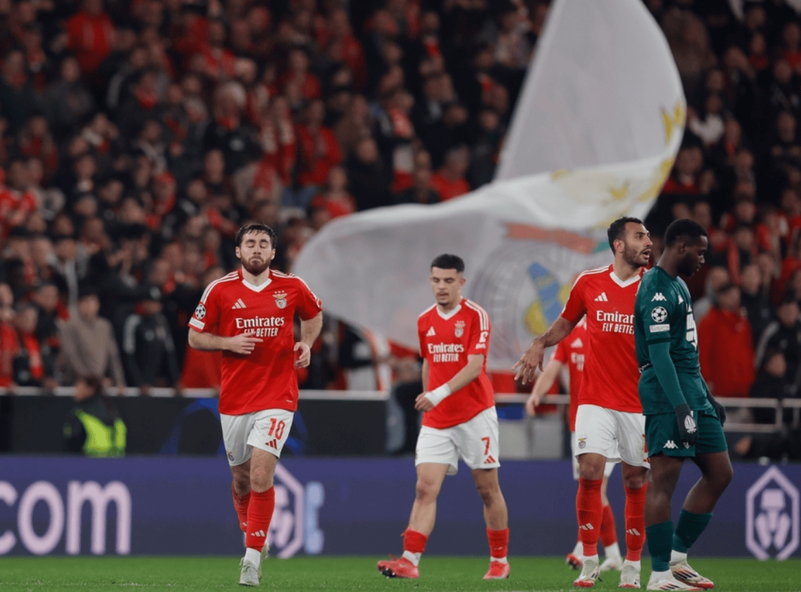 爱游戏官网app-进球狂潮！比赛中球员们陆续打入多个进球