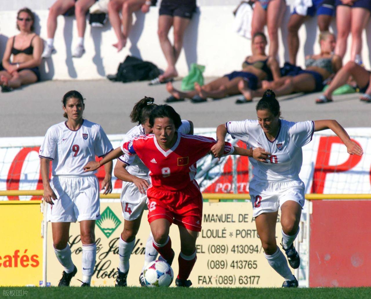 爱游戏网站-乌克兰女足球员在国际比赛中斩获入球