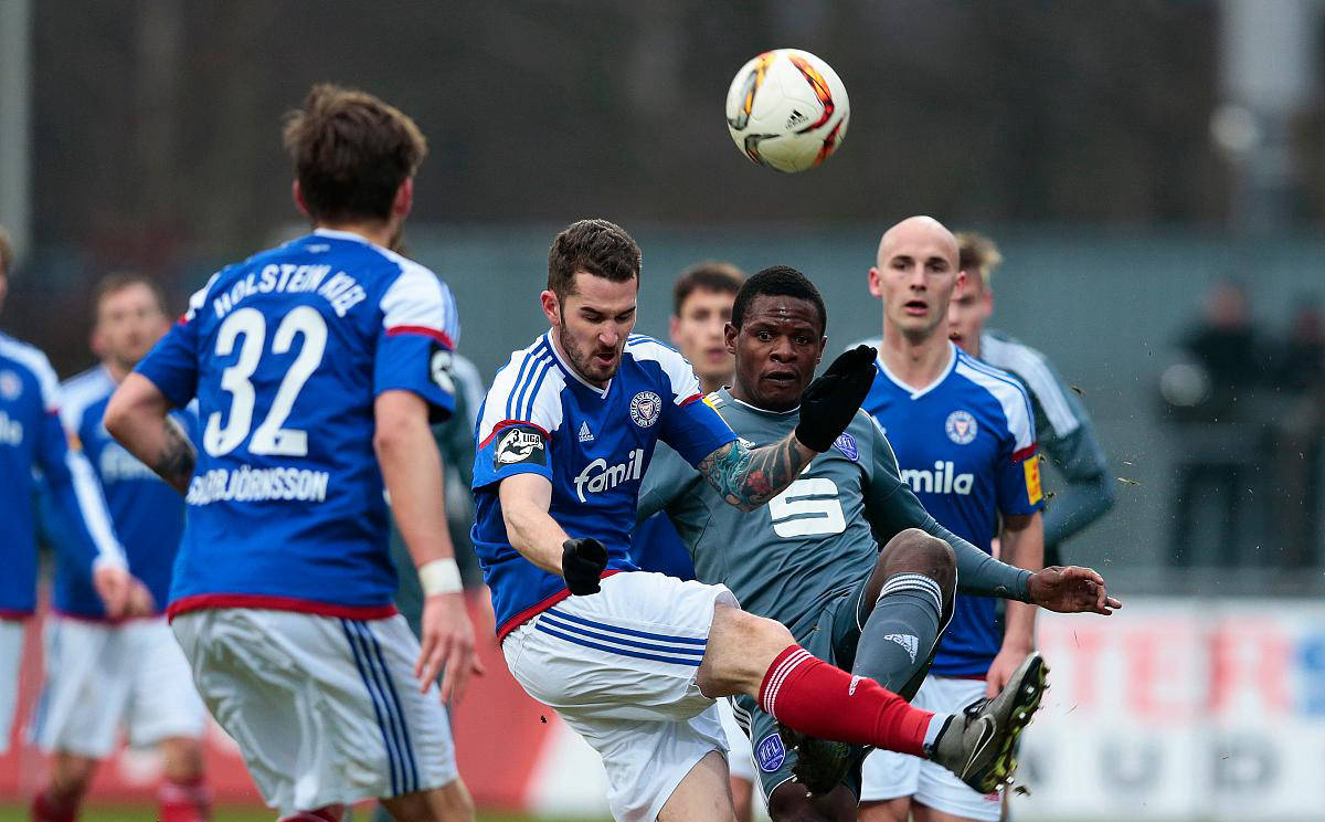 甘冈客场险胜对手,取得重要三分 甘冈客场险胜对手,取得重要三分