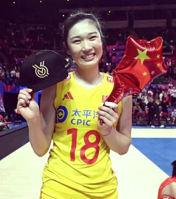 爱游戏登录-勇猛女队员在比赛中展现拼搏精神，取得胜利