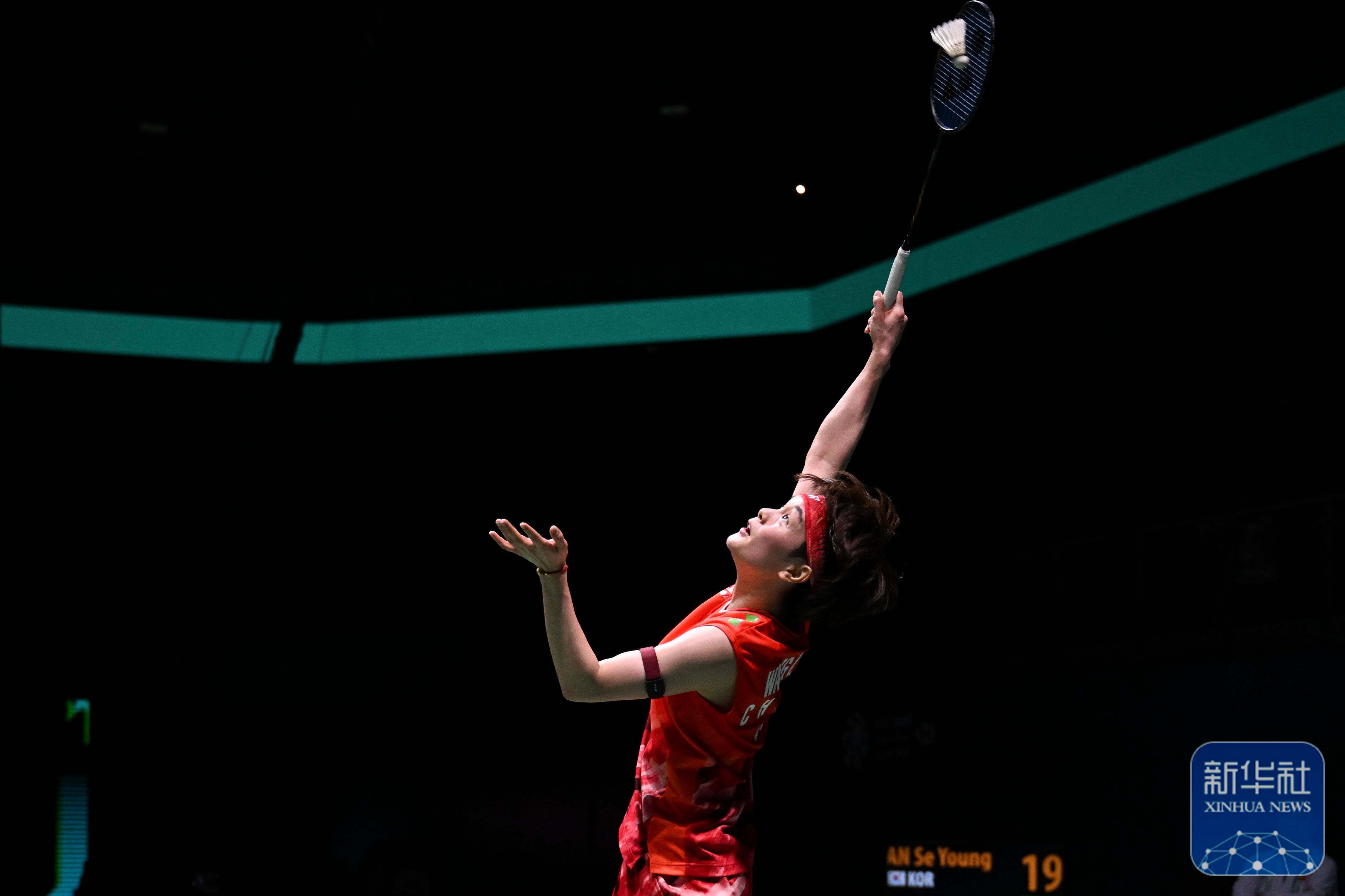 勇猛女队员在比赛中展现拼搏精神，取得胜利