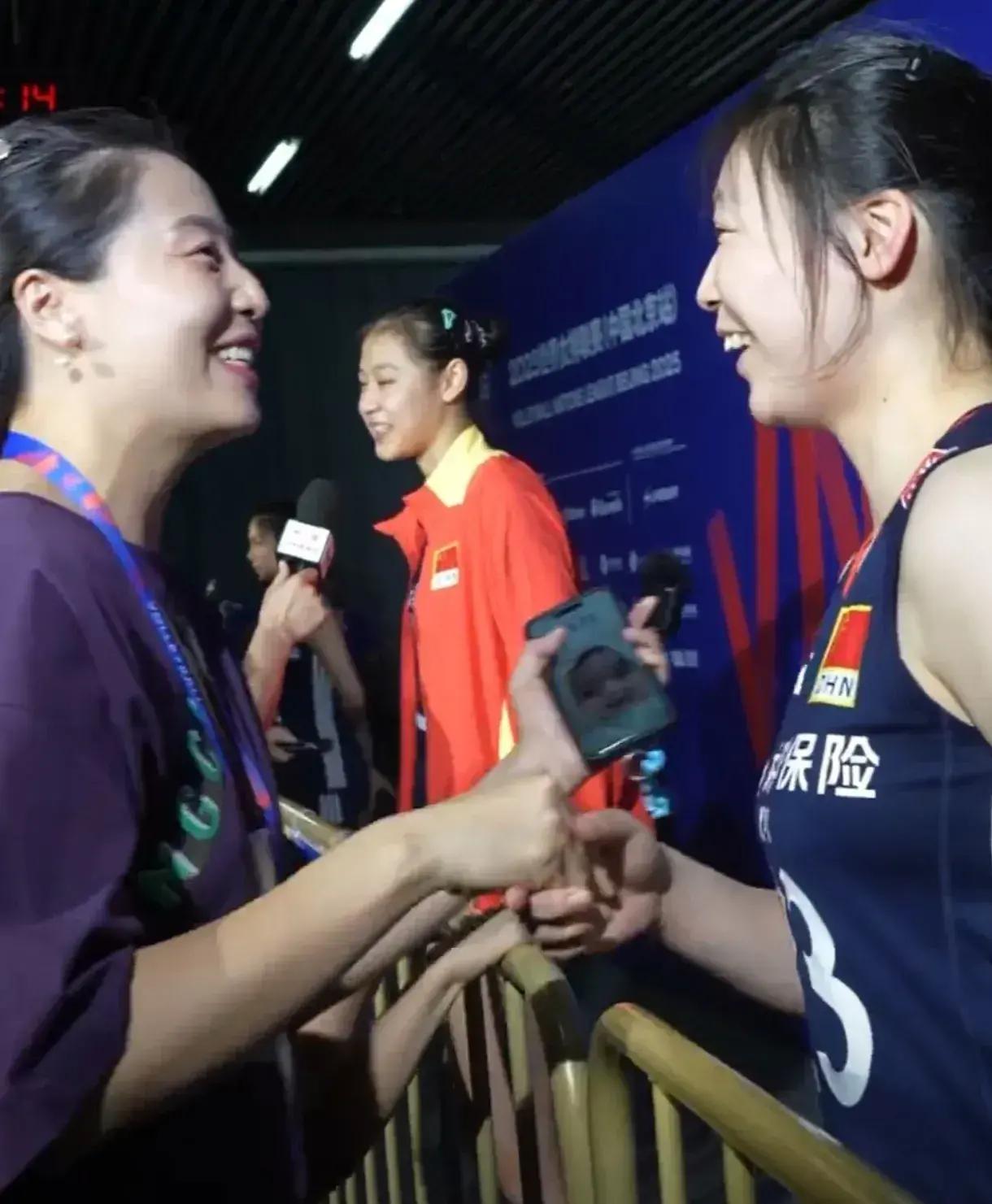 爱游戏网页版入口-勇敢女球员在比赛中力压对手，斩获胜利