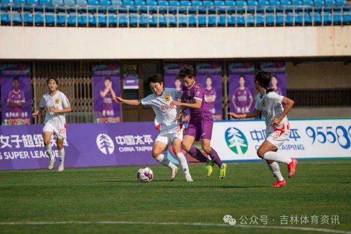 勇敢女球员在比赛中力压对手,斩获胜利 勇敢女球员在比赛中力压对手,斩获胜利