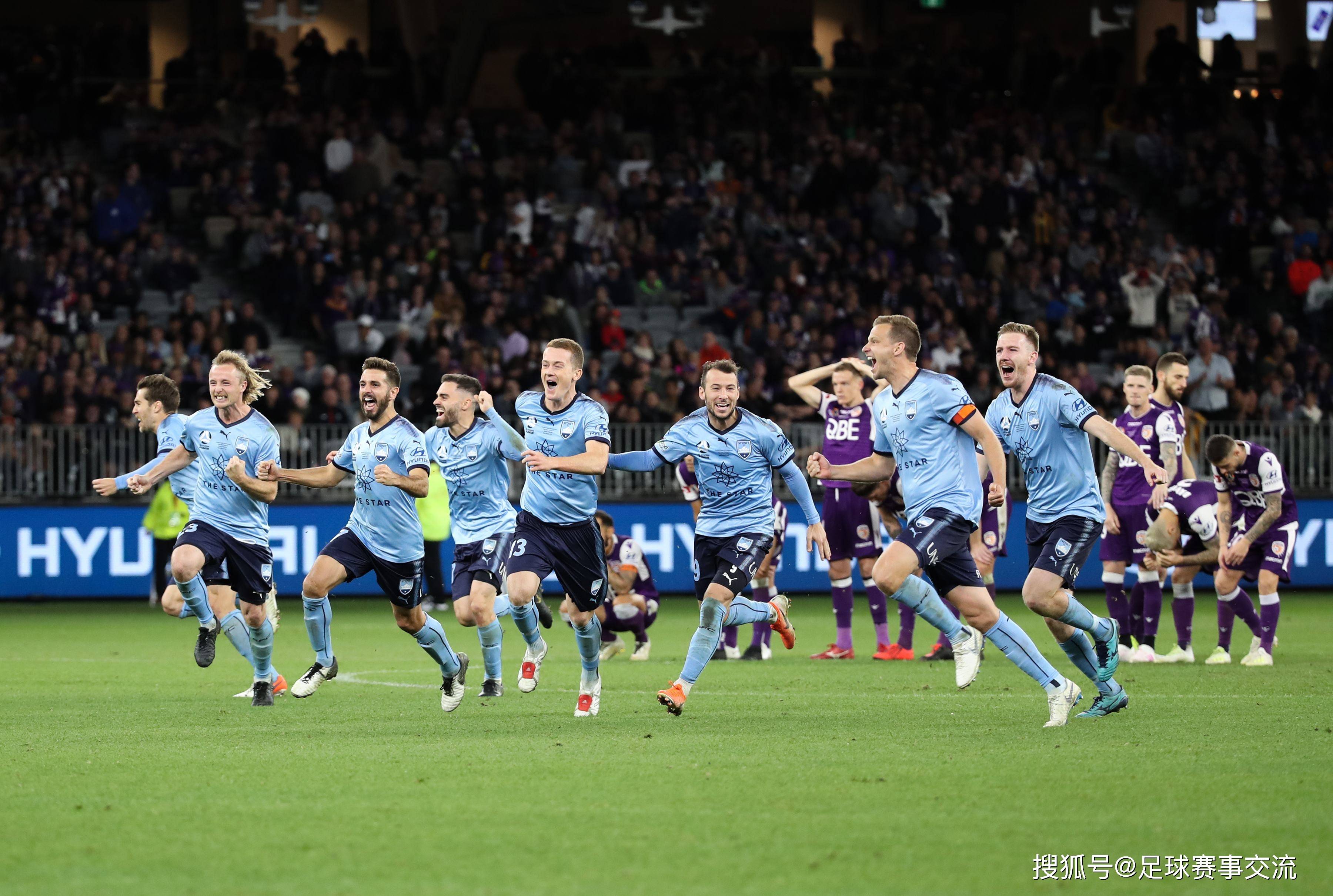 紧张足球比赛中球队士气高昂,取得胜利的简单介绍 紧张足球比赛中球队士气高昂,取得胜利的简单介绍