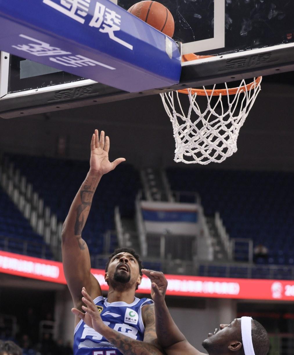 爱游戏官网入口-青岛男篮客场失利，球员调整态度