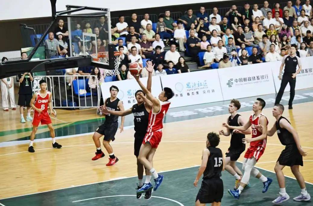 澳大利亚篮球明星勇夺得分王,助球队跻身前列 澳大利亚篮球明星勇夺得分王,助球队跻身前列