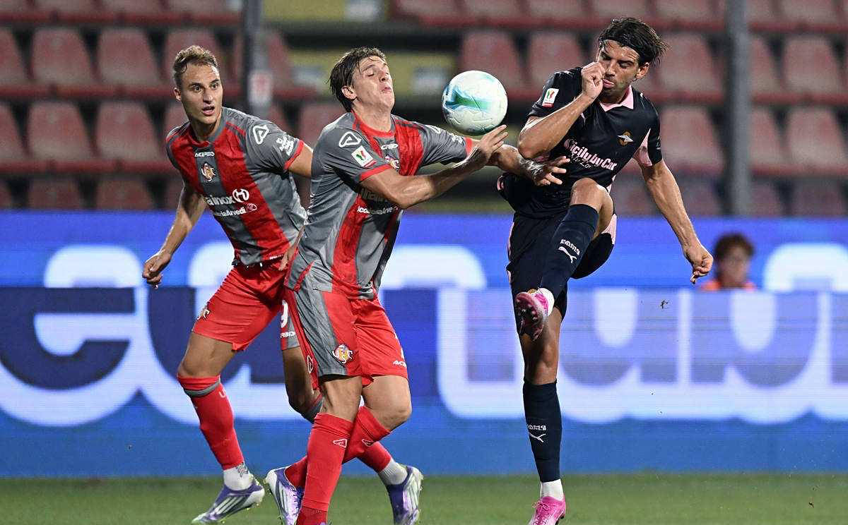 包含帕德博恩球队在比赛中展现出坚韧不拔的精神,取得胜利的词条 包含帕德博恩球队在比赛中展现出坚韧不拔的精神,取得胜利的词条