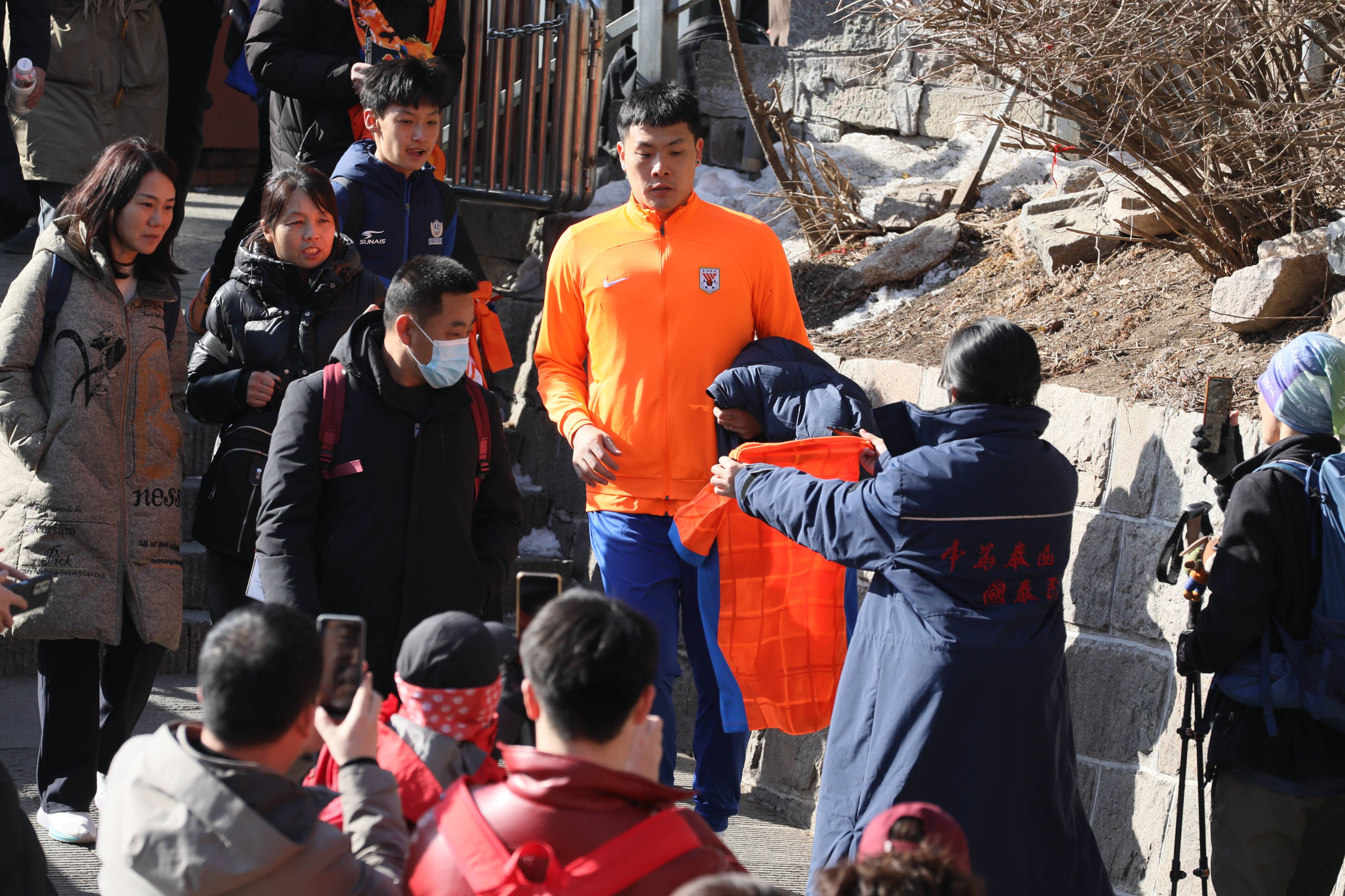 包含在山东泰山赛场上演亚冠,团战,引发球迷泪目的词条 包含在山东泰山赛场上演亚冠,团战,引发球迷泪目的词条