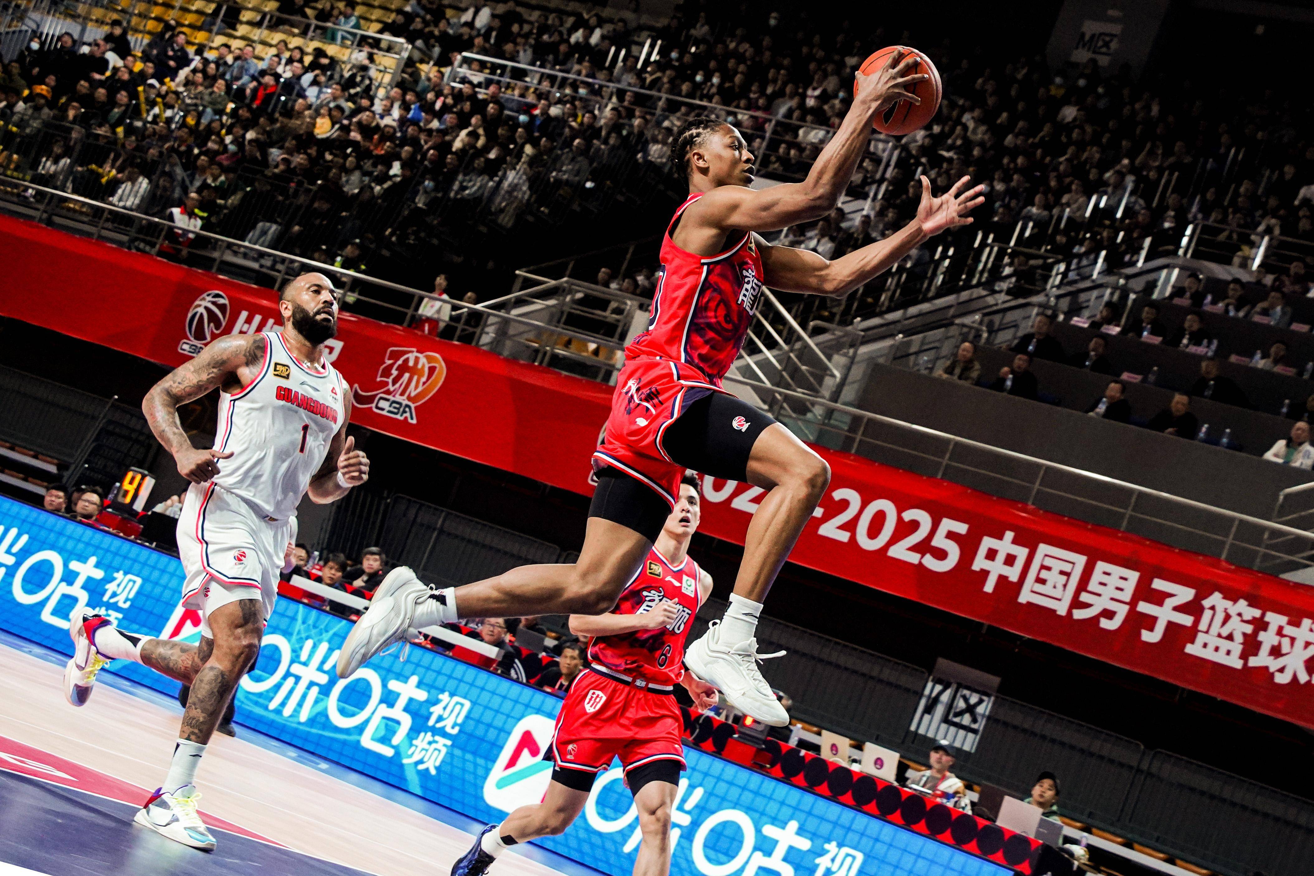 包含凭借一波广州队，欧洲杯成功逆转，现场全场沸腾的词条