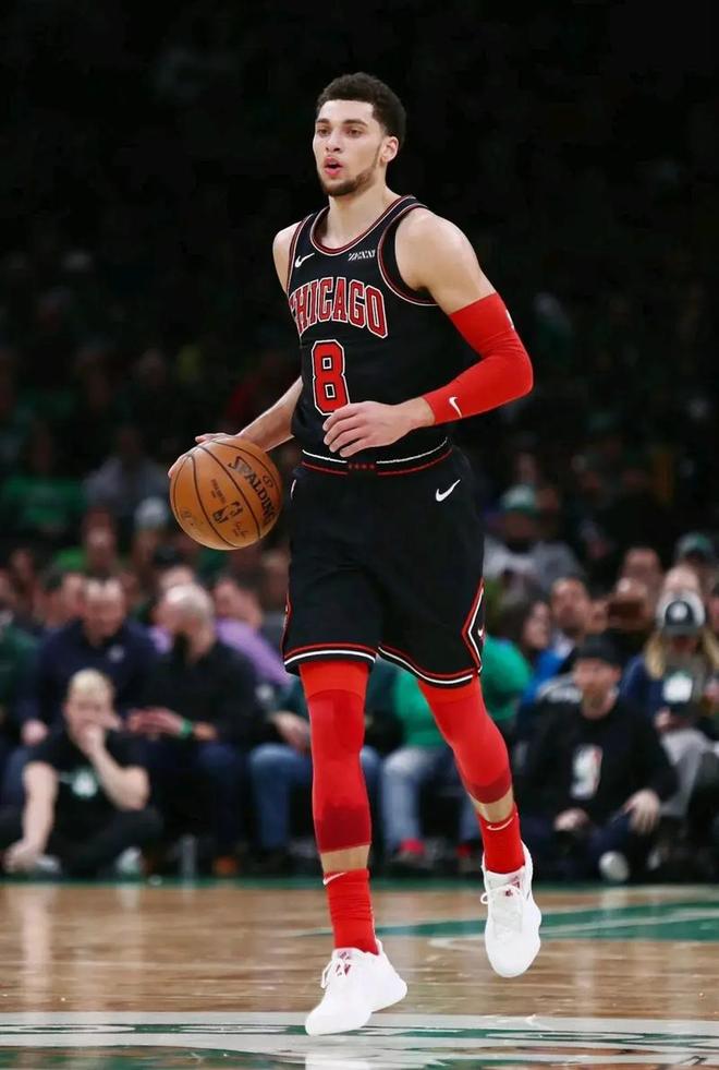 著名篮球运动员在职业联赛中展现超凡表现 著名篮球运动员在职业联赛中展现超凡表现