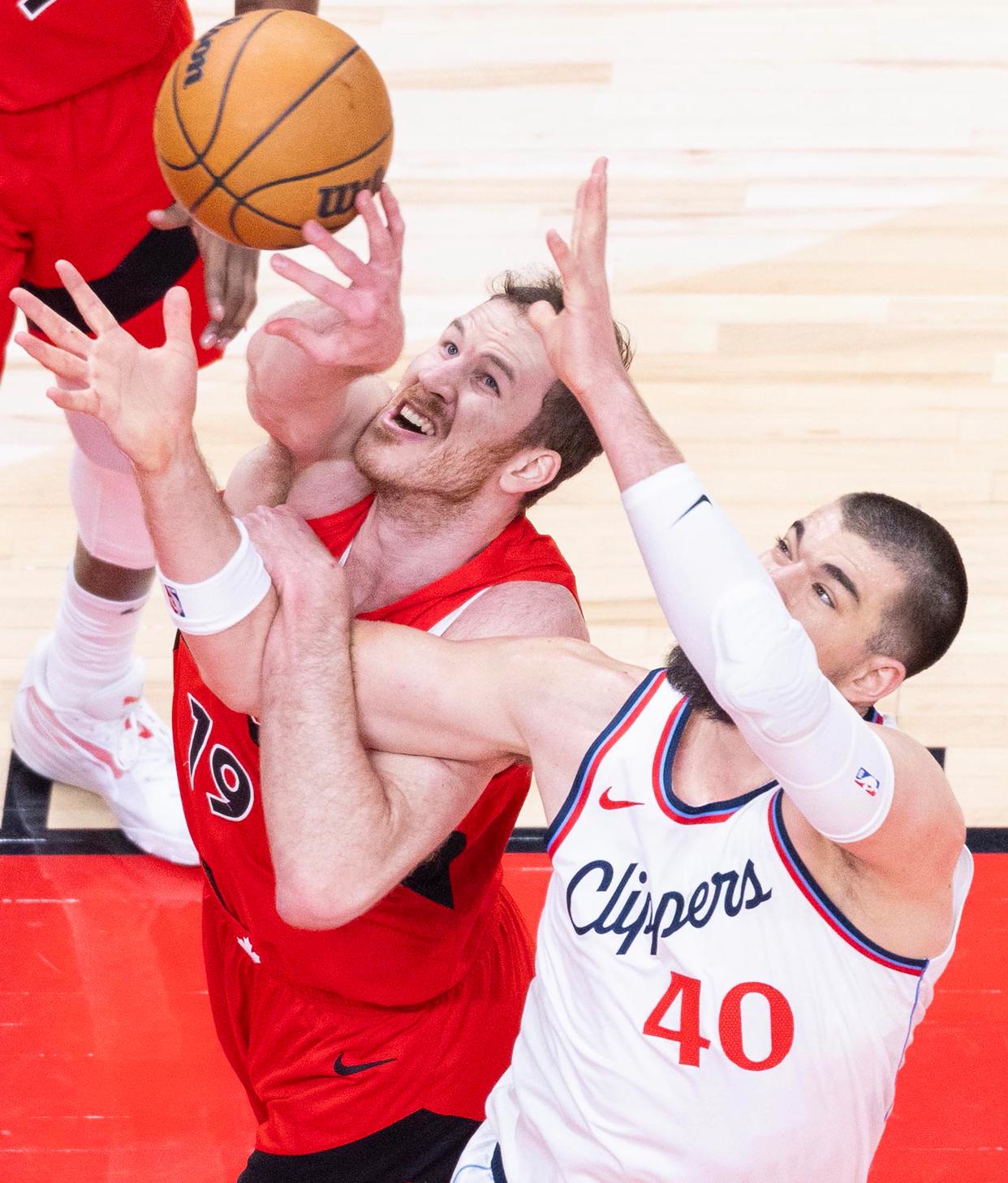 快船在客场对阵猛龙,争夺胜利 快船在客场对阵猛龙,争夺胜利