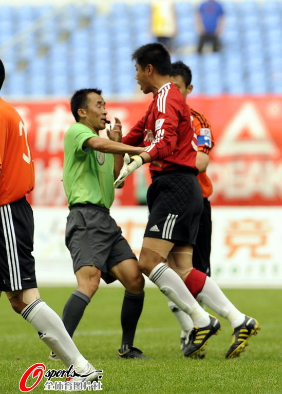 包含场上火爆冲突不断,裁判员难以调控现场形势的词条 包含场上火爆冲突不断,裁判员难以调控现场形势的词条