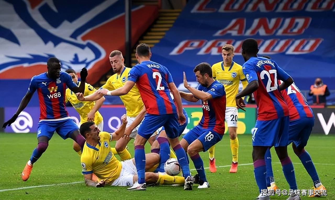 足球巅峰对抗精彩上演,球员奋力拼搏的简单介绍 足球巅峰对抗精彩上演,球员奋力拼搏的简单介绍