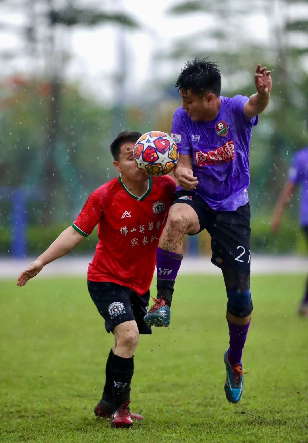 爱游戏竞技-体育赛事中球员飒爽英姿，引发观众欢呼不已