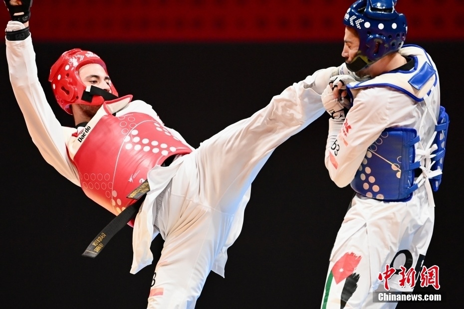 跆拳道决赛中俄罗斯选手喜获金牌
