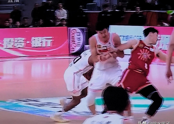爱游戏网址-篮球比赛视频风波，裁判判罚成焦点