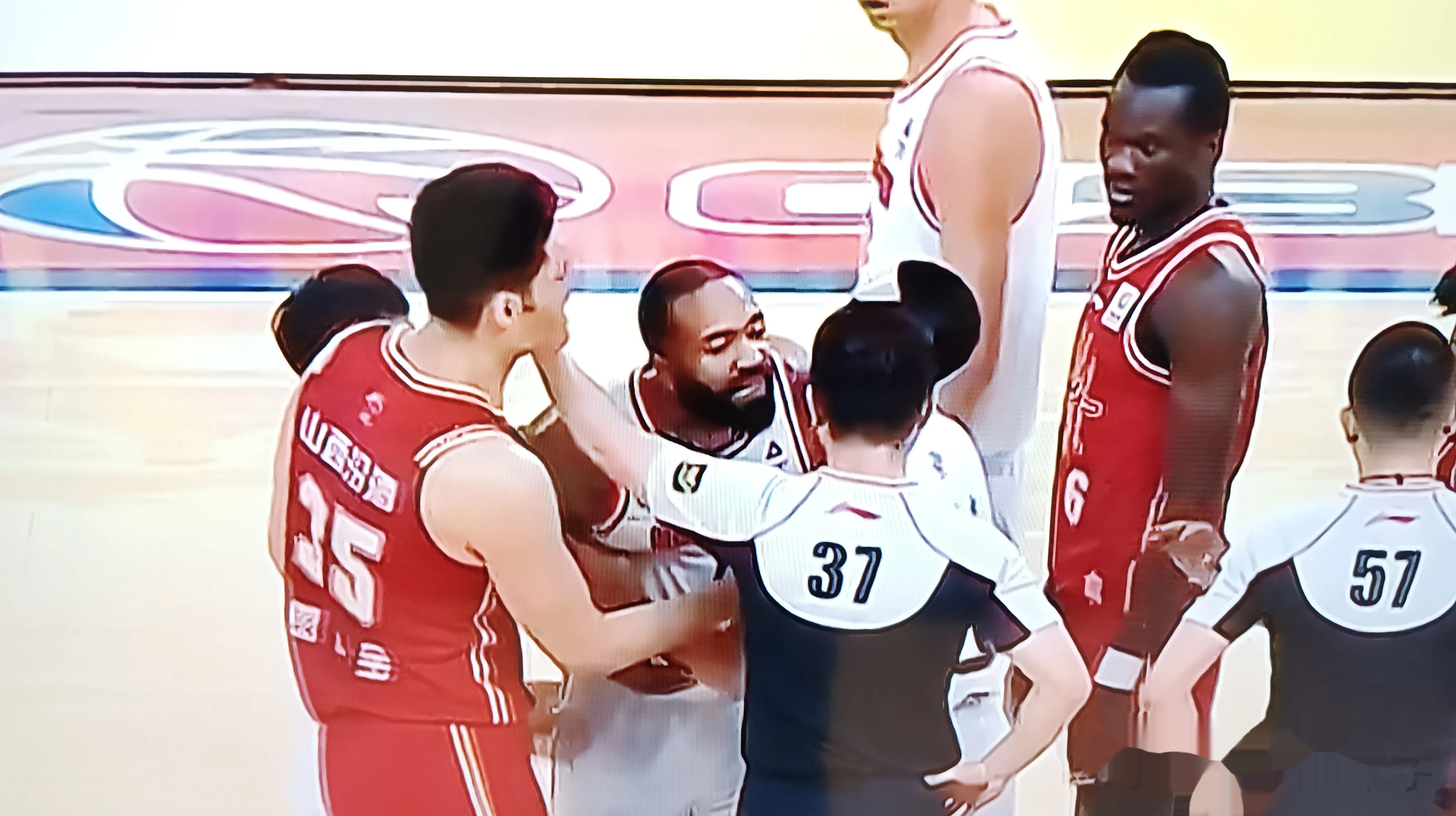 篮球比赛视频风波,裁判判罚成焦点 篮球比赛视频风波,裁判判罚成焦点